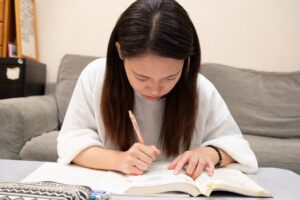 自宅で勉強をしている女性