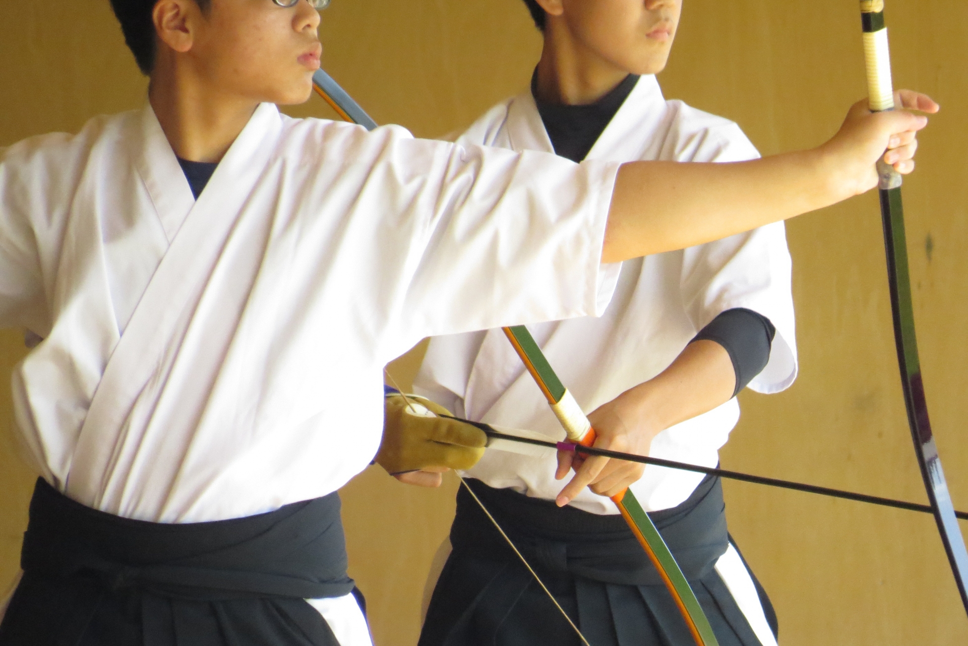 弓道の訓練をする男性